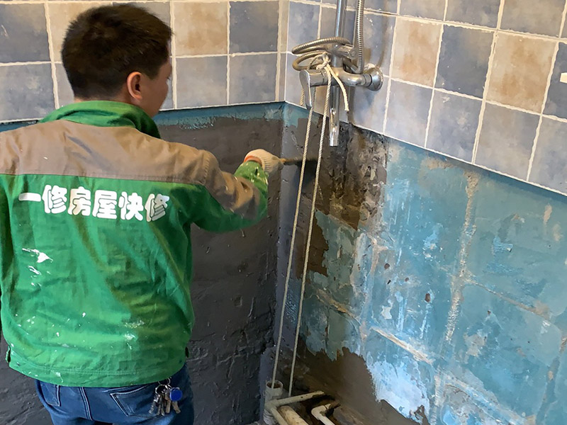 衛(wèi)生間墻地面防水：1.利用水泥砂漿水泥砂漿或豆石混凝土鋪平坡度。訣竅是：地漏附近坡度大，門口附近坡度小。 2.利用管根密封膏封嚴(yán)管線，管線要穿透樓板根部。刷防水涂料時可以貼1-2層玻璃絲布加強防水性。 3.墻壁表面打磨成干凈平光沒有顆粒灰塵，墻壁與地面的交接區(qū)域注意原角和坡角的設(shè)置。 4.聚氨酯防水涂膜由管根和墻角處開始進(jìn)行涂抹，在常溫下經(jīng)過4小時放干后，再大面積涂抹和刮刷。注意涂料總厚度大于1. 5毫米，不能有漏刮和鼓泡的不良現(xiàn)象。24小時后立面涂刷下一層，之后再以垂直的方向進(jìn)行二次涂刷。最后涂膜半固化，拋甩粗砂粒方便與水泥砂漿融合。 5.防水層的設(shè)置與具體區(qū)域有關(guān)。防水地面的防水層應(yīng)高出地面200寬，地面防水層應(yīng)超出衛(wèi)生間門口以外300寬。而又淋浴的衛(wèi)生間墻面防水層則應(yīng)設(shè)置為高出地面1800寬。 6.展開閉水實驗的時候，先完成防水工作再利用包立管方法。之后再局部進(jìn)行防水。閉水試驗也可為了避免破壞地面防水層而免做。