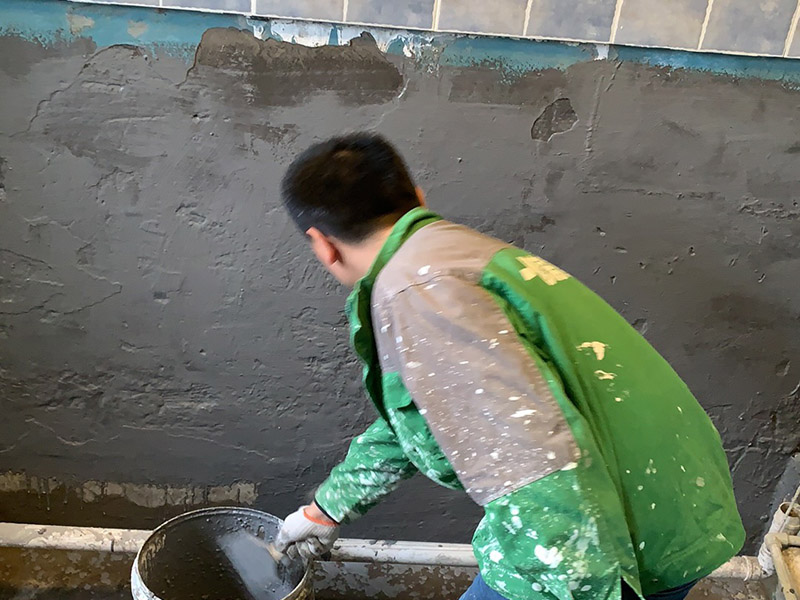 衛(wèi)生間墻地面防水：1.利用水泥砂漿水泥砂漿或豆石混凝土鋪平坡度。訣竅是：地漏附近坡度大，門口附近坡度小。 2.利用管根密封膏封嚴(yán)管線，管線要穿透樓板根部。刷防水涂料時可以貼1-2層玻璃絲布加強防水性。 3.墻壁表面打磨成干凈平光沒有顆粒灰塵，墻壁與地面的交接區(qū)域注意原角和坡角的設(shè)置。 4.聚氨酯防水涂膜由管根和墻角處開始進(jìn)行涂抹，在常溫下經(jīng)過4小時放干后，再大面積涂抹和刮刷。注意涂料總厚度大于1. 5毫米，不能有漏刮和鼓泡的不良現(xiàn)象。24小時后立面涂刷下一層，之后再以垂直的方向進(jìn)行二次涂刷。最后涂膜半固化，拋甩粗砂粒方便與水泥砂漿融合。 5.防水層的設(shè)置與具體區(qū)域有關(guān)。防水地面的防水層應(yīng)高出地面200寬，地面防水層應(yīng)超出衛(wèi)生間門口以外300寬。而又淋浴的衛(wèi)生間墻面防水層則應(yīng)設(shè)置為高出地面1800寬。 6.展開閉水實驗的時候，先完成防水工作再利用包立管方法。之后再局部進(jìn)行防水。閉水試驗也可為了避免破壞地面防水層而免做。