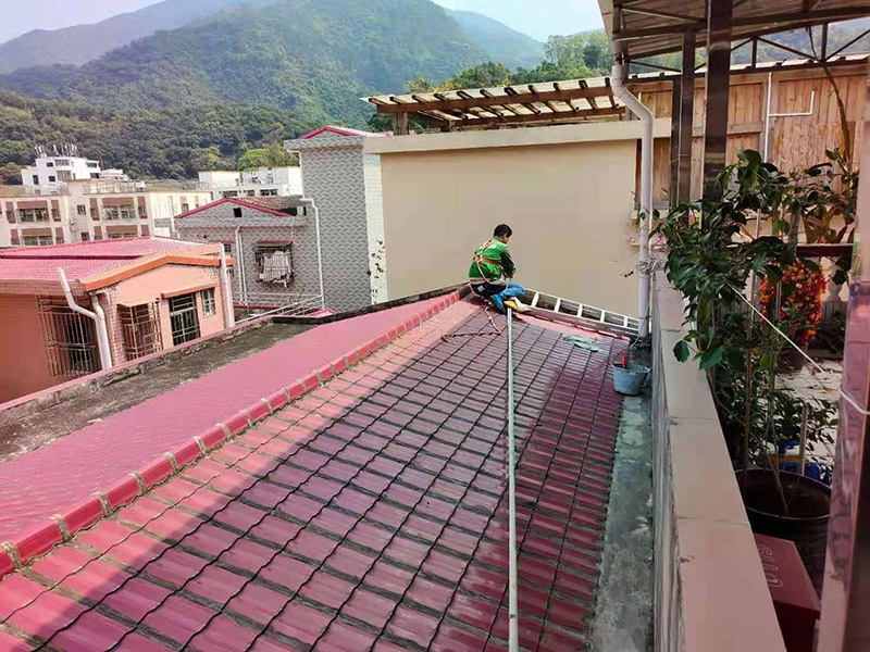 屋頂高空作業(yè)施工：凡在墜落高度基準(zhǔn)面2米以上（含2米）有可能墜落的高處進(jìn)行的作業(yè)，均稱為高空作業(yè)。本規(guī)程適用于電工.維修工及從事高空作業(yè)的員工。對于高度低于2米的作業(yè)平臺必須要有牢固的臨邊保護(hù)或扶手。高空作業(yè)人員應(yīng)牢固樹立安全意識，不得抱有任何僥幸心理。檢修作業(yè)時，登高用具首選升降平臺，如受場地或其它客觀因素限制時，可再考慮其它登高用具或攀登方法，但必須把安全因素放在第一位。
