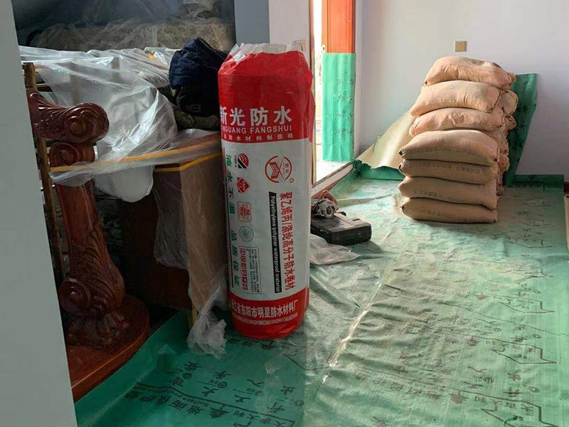 瓷磚拆除材料入場：先把地面上的東西全搬出去，然后戴上手套和防護眼鏡，用錘子把一塊瓷磚敲碎，再用扁的鑿子往里撬，一片一片慢慢鑿，這種方法費力費時。用小型的電鎬或瓷磚鏟除機就能輕輕松松完成任務。戴上手套和防護眼鏡，用小型的電鎬先從墻低的第一塊磚的邊緣開始鏟除，序次鏟除完整個墻面的瓷磚。
