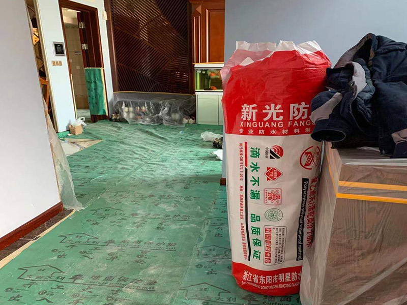 瓷磚拆除材料入場：先把地面上的東西全搬出去，然后戴上手套和防護眼鏡，用錘子把一塊瓷磚敲碎，再用扁的鑿子往里撬，一片一片慢慢鑿，這種方法費力費時。用小型的電鎬或瓷磚鏟除機就能輕輕松松完成任務。戴上手套和防護眼鏡，用小型的電鎬先從墻低的第一塊磚的邊緣開始鏟除，序次鏟除完整個墻面的瓷磚。