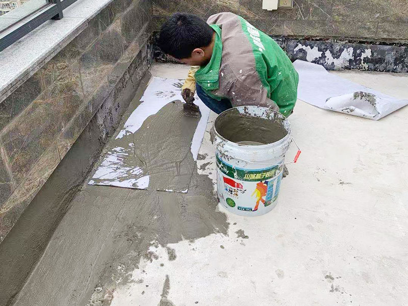 屋頂墻地面防水：基層表面應平整，無尖銳棱角，無疏松、起砂、空鼓和大0.5mm的裂縫（用堵漏王填平后再施工）等；高的部位剔平整，必要部位用水泥砂漿或瓷磚膠進行找平處理；基層保持一定的干燥、無明水、無油污；下水管口用防水膠帶進行封口處理；清掃基層表面浮塵，浮灰，最后用吸塵器徹底清理干凈；墻地交接部位為直角，涂刷時極容易出現厚涂的情況，建議在墻地交接部位先用堵漏王做抹弧處理，以達到緩沖作用；涂刷之前，若基層較干燥，需在基層灑水潤濕，以確保涂膜附著強度；第一層防水涂料表面都固化后進行附加層施工，在涂層上鋪貼防水網格布；不要出現褶皺不平整的情況；