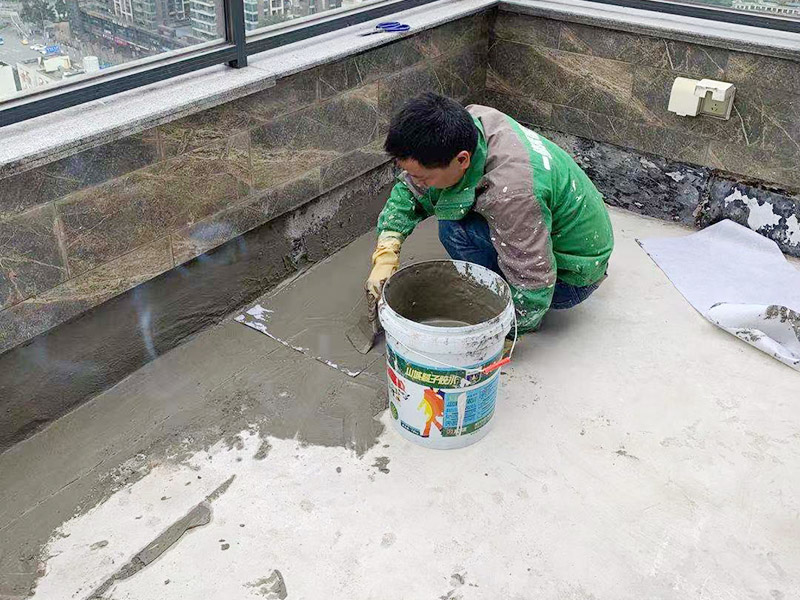 屋頂墻地面防水：基層表面應平整，無尖銳棱角，無疏松、起砂、空鼓和大0.5mm的裂縫（用堵漏王填平后再施工）等；高的部位剔平整，必要部位用水泥砂漿或瓷磚膠進行找平處理；基層保持一定的干燥、無明水、無油污；下水管口用防水膠帶進行封口處理；清掃基層表面浮塵，浮灰，最后用吸塵器徹底清理干凈；墻地交接部位為直角，涂刷時極容易出現厚涂的情況，建議在墻地交接部位先用堵漏王做抹弧處理，以達到緩沖作用；涂刷之前，若基層較干燥，需在基層灑水潤濕，以確保涂膜附著強度；第一層防水涂料表面都固化后進行附加層施工，在涂層上鋪貼防水網格布；不要出現褶皺不平整的情況；
