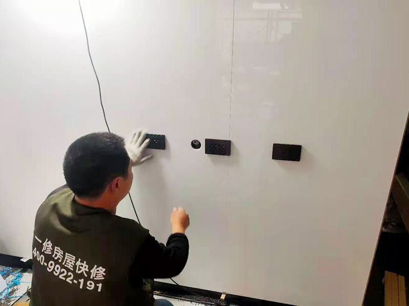 開關插座安裝：開關插座安裝在木工油漆工等之后進行，而久置的底盒子難免堆積大量灰塵。在安裝時先對開關插座底盒進行清潔，特別是將盒內的灰塵雜質清理干凈，并用濕布將盒內殘存灰塵擦除。將盒內甩出的導線留出維修長度，然后削出線芯，注意不要碰傷線芯。將導線按順時針方向盤繞在開關或插座對應的接線柱上，然后旋緊壓頭，要求線芯不得外露。 先將盒子內甩出的導線由塑料臺的出線孔中穿出，再把塑料臺緊貼于墻面用螺絲固定在盒子上。固定好后，將導線按各自的位置從開關插座的線孔中穿出，按接線要求將導線壓牢。最后將開關或插座貼于塑料臺上，找正并用螺絲固定牢，蓋上裝飾板。