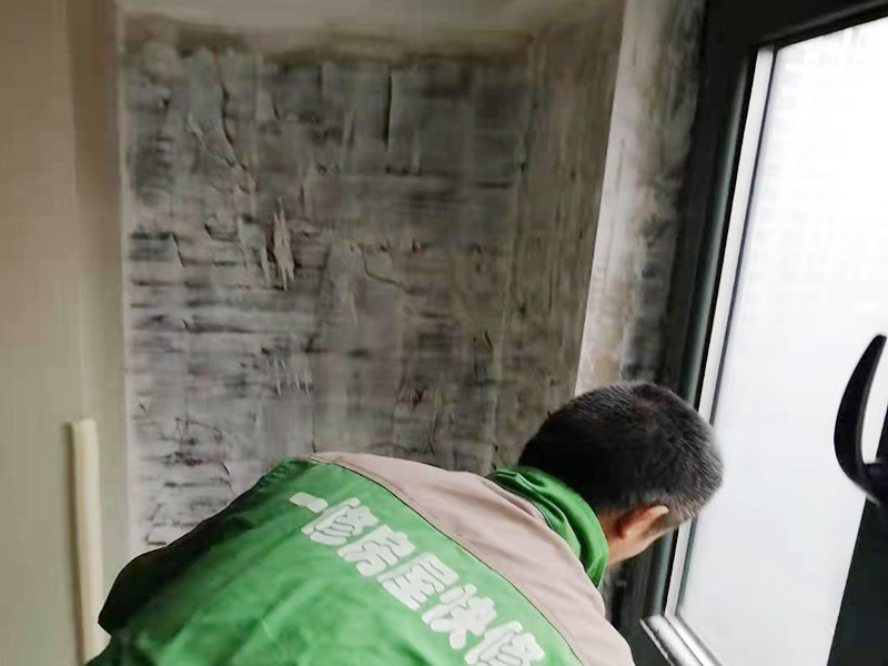 墻面翻新成品保護:墻面如果出現細微白色粉末，說明墻內鹽分在析出，這時候建議大家可以用尼龍刷或鐵刷將其刷除，在觀察幾天，確定不再有白色粉末析出，且待水泥墻面干燥磨平，便可上漆。可以使用刀或是鐵刷來除去墻面剝落的漆膜，然后利用砂紙將墻面表層磨平就可以了。底漆一般不用特別來處理的墻面，如果是問題的墻面，那么就要針對相應的墻面問題來選擇專治問題的底漆。墻面涂刷的時候應該先從頂部開始再往下刷，否則會造成油漆滴落弄花已完成的墻面。