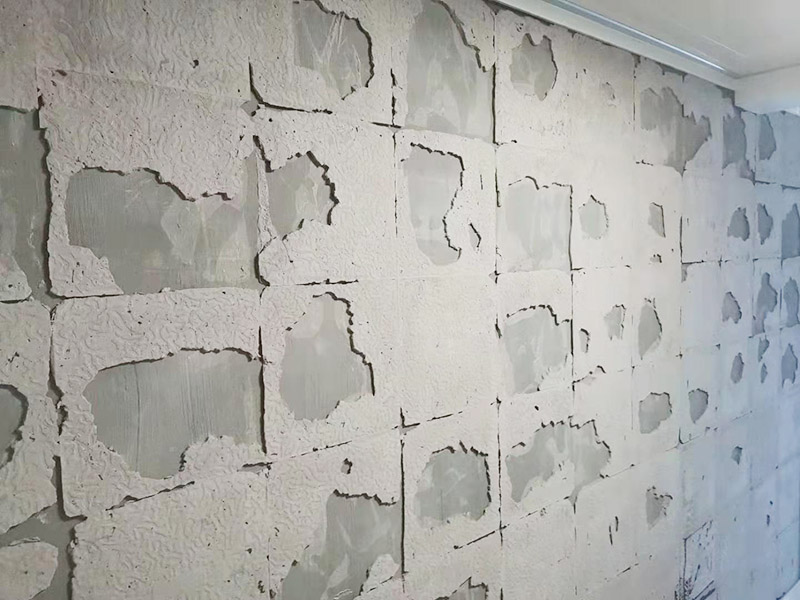 墻磚拆除維修：先把地面上的東西全搬出去，然后戴上手套和防護(hù)眼鏡，用錘子把一塊瓷磚敲碎，再用扁的鑿子往里撬，一片一片慢慢鑿，這種方法費(fèi)力費(fèi)時(shí)。用小型的電鎬或瓷磚鏟除機(jī)就能輕輕松松完成任務(wù)。