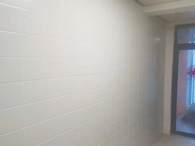 墻磚拆除維修：先把地面上的東西全搬出去，然后戴上手套和防護(hù)眼鏡，用錘子把一塊瓷磚敲碎，再用扁的鑿子往里撬，一片一片慢慢鑿，這種方法費(fèi)力費(fèi)時(shí)。用小型的電鎬或瓷磚鏟除機(jī)就能輕輕松松完成任務(wù)。