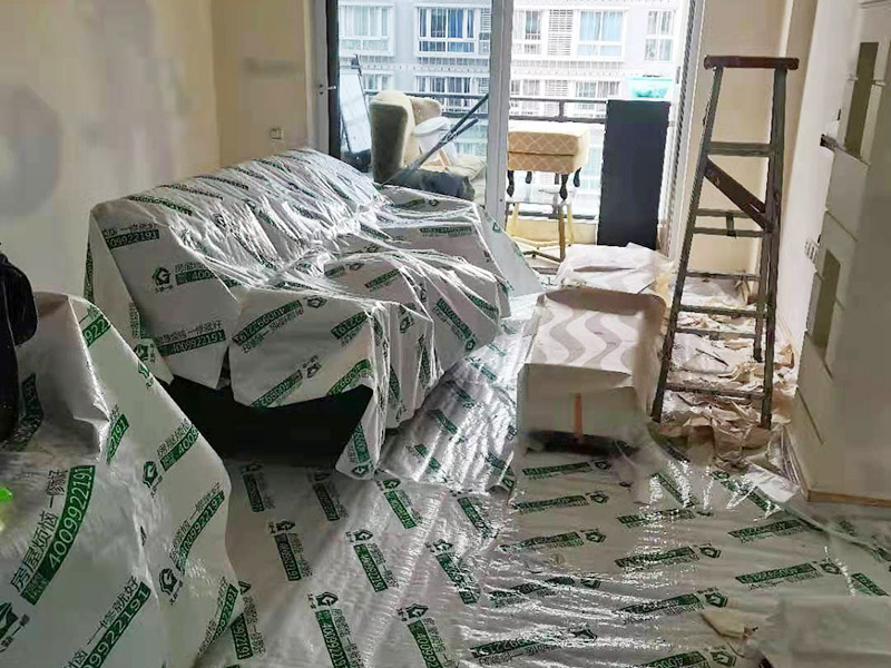 裝修成品保護：各種裝修物料的進場以及各種建筑裝修垃圾的清理，都會經(jīng)過入戶門，這些物品在搬運的過程中，難免會和入戶門發(fā)生磕碰，造成入戶門的磕碰劃傷，所以，第一個需要做好成品保護的地方就是入戶門。 做法：在裝修開工前直到家具進場期間，都需要對入戶門進行保護！可以使用成品保護膜將門包裹。 地面瓷磚鋪貼完后，用成品保護膜覆蓋磚面，既可以防止裝修時的沙子磨傷地面，同時也能有效地防止油漆涂料等有色液體滴落磚面，造成地面污染。 好處：1.平整美觀；2.不會有泥沙塵土進入瓷磚；3.施工時不會刮花瓷磚；4.時間久了瓷磚依然干凈無塵。