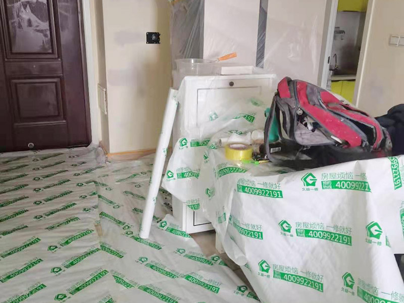 裝修成品保護：各種裝修物料的進場以及各種建筑裝修垃圾的清理，都會經(jīng)過入戶門，這些物品在搬運的過程中，難免會和入戶門發(fā)生磕碰，造成入戶門的磕碰劃傷，所以，第一個需要做好成品保護的地方就是入戶門。 做法：在裝修開工前直到家具進場期間，都需要對入戶門進行保護！可以使用成品保護膜將門包裹。 地面瓷磚鋪貼完后，用成品保護膜覆蓋磚面，既可以防止裝修時的沙子磨傷地面，同時也能有效地防止油漆涂料等有色液體滴落磚面，造成地面污染。 好處：1.平整美觀；2.不會有泥沙塵土進入瓷磚；3.施工時不會刮花瓷磚；4.時間久了瓷磚依然干凈無塵。