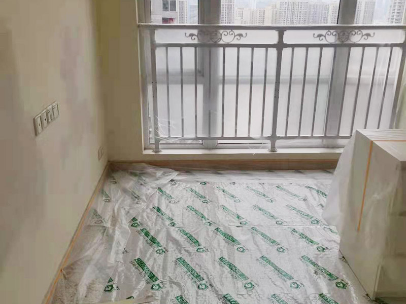 裝修成品保護：各種裝修物料的進場以及各種建筑裝修垃圾的清理，都會經(jīng)過入戶門，這些物品在搬運的過程中，難免會和入戶門發(fā)生磕碰，造成入戶門的磕碰劃傷，所以，第一個需要做好成品保護的地方就是入戶門。 做法：在裝修開工前直到家具進場期間，都需要對入戶門進行保護！可以使用成品保護膜將門包裹。 地面瓷磚鋪貼完后，用成品保護膜覆蓋磚面，既可以防止裝修時的沙子磨傷地面，同時也能有效地防止油漆涂料等有色液體滴落磚面，造成地面污染。 好處：1.平整美觀；2.不會有泥沙塵土進入瓷磚；3.施工時不會刮花瓷磚；4.時間久了瓷磚依然干凈無塵。