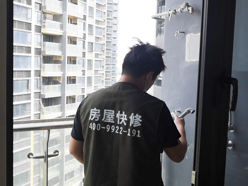 家具維修翻新：清除舊家具上的污垢也是非常關(guān)鍵的，因?yàn)檫@是確保古舊家具翻新質(zhì)量的最關(guān)鍵的工序之一。特別是對(duì)榫卯結(jié)合部位一定有殘存的鰾膠，因此要用刷子和熱水沖刷干凈，再用刨刃或刮刀輕刮榫頭的表面,直到見到新木茬為止，這樣是可以增加鰾膠的粘合力。另外，要仔細(xì)清理卯眼，特別要查看卯眼中是否有殘留的木屑，避免家具部件再次受到損害。清洗過的家具部件要干燥后才能試裝配。
