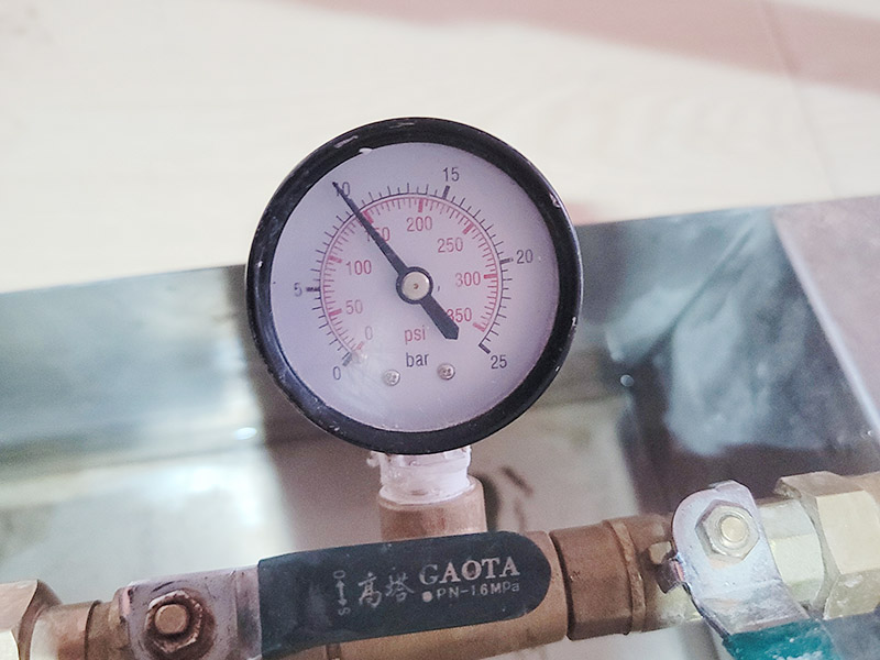 馬桶下水管打壓維修：1.觀察現場，以確定采購配件型號，及其他額外工具。 2.準備工具及材料。準備現場，沖一次清水，蓋上馬桶，把舊衣服墊在馬桶蓋上。 3.非常重要，通知你樓上的各家用戶，此期間不要使用馬桶沖水。 4.拆除舊管，先取下兩邊的捆綁固定物，用鉗子，一般是鐵絲擰的。然后吧管取下，一般塑料已經老化，沒有彈性，但很脆，直接掰就行。 5.處理接口邊緣，主要是通便管道接口，老化膠皮粘著邊上，形成厚度，不敲掉的話新管套不進去。然后兩邊接口抹上凡士林。不然上面有銹，套管的時候非常困難。廢舊衣物此時可以用來擦手。 6.套管，力氣活，技巧活。注意，先吧固定的鐵圈套中膠皮管口，不然對接上之后，就帶不上了。