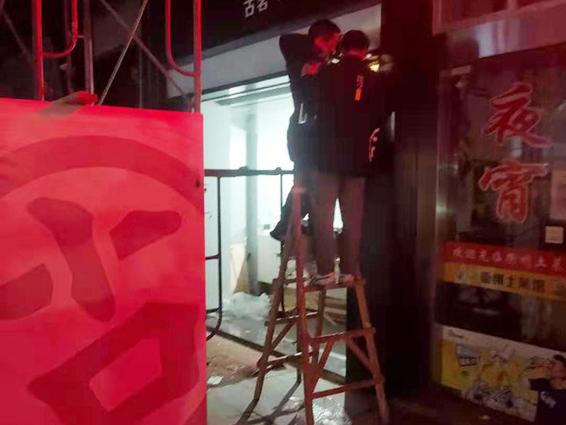 門店裝修翻新：1、在裝修之前，先要定位好門店裝修風格，要依據當地的消費程度、消費群體等衡量設計。當然，更重要是實時跟進效果圖的設計，確保最后可以是契合當地的裝修作風。 2、店的水電安裝需要提前策劃好，以便在后期能夠方便使用，不需要再另外添加，以免給門店造成部分破壞。 3、店內裝飾不宜采用過多的線條分割和色彩渲染，以免顧客產生視覺疲勞。店面的色彩要統一和諧，不宜采用任何生硬的、強烈的對比。 4、 招牌上的字號大小要適宜，過大會使招牌顯得太擠，破壞整體布局，可通過襯底色來突出店名。另外，為適合顧客閱讀，店名一般不要使用草書或外文字母。 主體拆改是最先上的一個項目，主要包括拆墻、砌墻、鏟墻皮、拆暖氣、換塑鋼窗等等。拆改完的垃圾，要及時清理出去，保證室內的清潔，也更方便日后施工。 水電改造前，設計師應上門進行第一次測量，幫忙確定好開關、燈具等的確切位置，制定改造方案。 插座面板大概半天可以安裝完畢，應注意插座最好買帶開關功能的，尤其是廚房，這樣，電飯鍋、微波爐就可免于插拔電源，用開關即可控制。