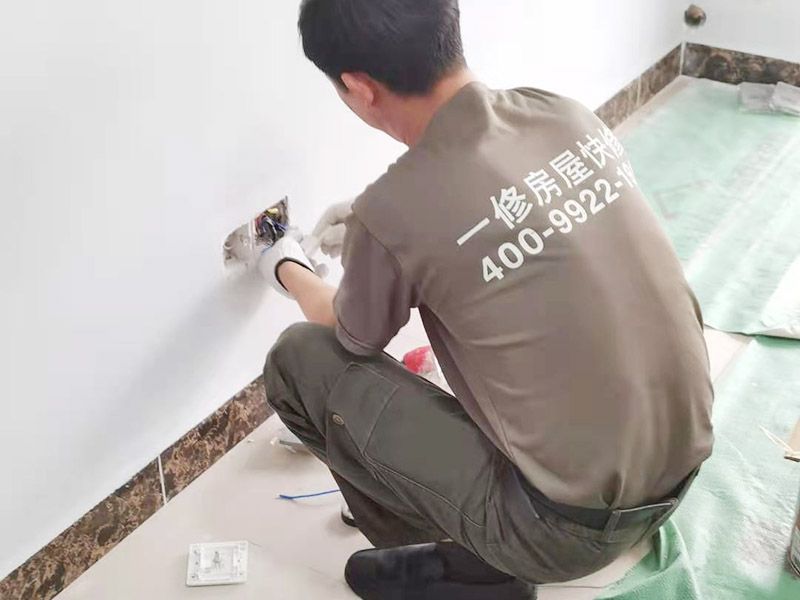 太空灰涂刷翻新：先查驗下壓無氣噴涂裝備，試噴一下，包管噴涂的漆里平均、涂層致稀、漆膜細致。墻里仄整戰(zhàn)細致水平?jīng)]有曉得要比滾輪戰(zhàn)腳工的刷子做出的結果很多多少少倍。 　　噴涂的事情職員皆要身著專業(yè)的事情服才氣施工，每一個工人皆要顛末少達幾個月的專業(yè)培訓，現(xiàn)場的量量有專人監(jiān)視把閉，流程設置天專業(yè)、嚴酷。手藝良好的初級噴涂技師正在3小時內(nèi)，能夠讓您家里的墻里面目一新。噴涂時工人會嚴酷根據(jù)操縱規(guī)程去施工，包管噴涂的結果又快又好。
