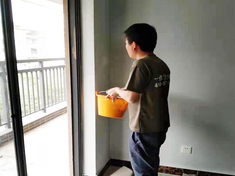 太空灰涂刷翻新：先查驗下壓無氣噴涂裝備，試噴一下，包管噴涂的漆里平均、涂層致稀、漆膜細致。墻里仄整戰(zhàn)細致水平?jīng)]有曉得要比滾輪戰(zhàn)腳工的刷子做出的結果很多多少少倍。 　　噴涂的事情職員皆要身著專業(yè)的事情服才氣施工，每一個工人皆要顛末少達幾個月的專業(yè)培訓，現(xiàn)場的量量有專人監(jiān)視把閉，流程設置天專業(yè)、嚴酷。手藝良好的初級噴涂技師正在3小時內(nèi)，能夠讓您家里的墻里面目一新。噴涂時工人會嚴酷根據(jù)操縱規(guī)程去施工，包管噴涂的結果又快又好。