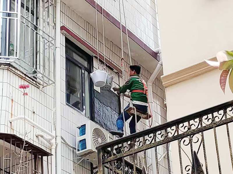 外墻瓷磚修補：將破損墻磚取出，用切割機在離損壞的墻磚的四周5到6毫米處切槽，用切割刀將墻磚縫的水泥稍微刮下一些，再用切割刀吧墻磚表面的釉面劃開一道口，以便把墻磚敲碎取出，用錘子把墻磚敲碎后取下來，如果水泥粘得太牢，可以用錘子和鏨子把破損的墻磚剔下。 將磚上的砂漿全部刮干凈，然后在107膠中加入適量的水泥，并攪拌成糊狀。然后在瓷磚的背面涂上薄薄的一層，再將瓷磚粘到之前粘貼的墻面，一會功夫就可粘牢。給瓷磚填縫，按照比例調(diào)勻瓷磚填縫劑，用海綿抹刀將填縫劑抹到墻磚之間的縫隙中;填縫劑半干后，將海綿沾水，把多余的填縫劑擦掉，干燥后完成。