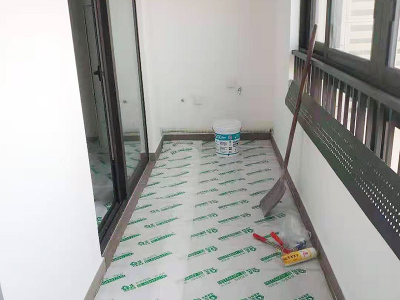 陽臺貼磚翻新：需要在粘結劑量置晾時間內，將準備好的瓷磚鋪壓到位，垂直于梳理方向輕微搓動以排出磚下的空氣。鋪貼到位后用橡皮錘輕擊，用尺寸合適的十字定位架來調整表面平整度及接縫的平直。鋪設好的磚面應該及時清理干凈，特別是去除殘留其上的粘結劑。合格的粘結劑干硬后即使在陶瓷磚面上也不易被清除掉。清理好的瓷磚面應該立即擺放標識進行隔離，避免污染或擾動，直到下一個填縫工序。 填縫后，用木版或其他工具刮去大灰，用6--8#園鋼清理灰縫，以突出磚的立體感，磁磚表面殘留水泥一定等其發白時(即干而未凝固時)，用干布或鋸沫(木屑)、大沙、擦凈表面水泥，(注意一定不要用濕布)、布條、海綿等要勤擦勤換。 等徹底凝固后，用加長柄化纖滾筒毛刷沾取20%--30%鹽酸溶液進行全面清洗，之后用清水沖凈。這時要小心操作以免鹽酸沾染人身及衣物哦。