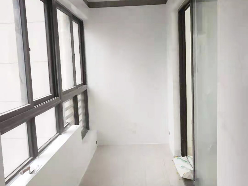 陽臺貼磚翻新：需要在粘結劑量置晾時間內，將準備好的瓷磚鋪壓到位，垂直于梳理方向輕微搓動以排出磚下的空氣。鋪貼到位后用橡皮錘輕擊，用尺寸合適的十字定位架來調整表面平整度及接縫的平直。鋪設好的磚面應該及時清理干凈，特別是去除殘留其上的粘結劑。合格的粘結劑干硬后即使在陶瓷磚面上也不易被清除掉。清理好的瓷磚面應該立即擺放標識進行隔離，避免污染或擾動，直到下一個填縫工序。 填縫后，用木版或其他工具刮去大灰，用6--8#園鋼清理灰縫，以突出磚的立體感，磁磚表面殘留水泥一定等其發白時(即干而未凝固時)，用干布或鋸沫(木屑)、大沙、擦凈表面水泥，(注意一定不要用濕布)、布條、海綿等要勤擦勤換。 等徹底凝固后，用加長柄化纖滾筒毛刷沾取20%--30%鹽酸溶液進行全面清洗，之后用清水沖凈。這時要小心操作以免鹽酸沾染人身及衣物哦。