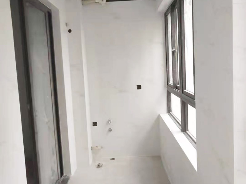 陽臺貼磚翻新：需要在粘結劑量置晾時間內，將準備好的瓷磚鋪壓到位，垂直于梳理方向輕微搓動以排出磚下的空氣。鋪貼到位后用橡皮錘輕擊，用尺寸合適的十字定位架來調整表面平整度及接縫的平直。鋪設好的磚面應該及時清理干凈，特別是去除殘留其上的粘結劑。合格的粘結劑干硬后即使在陶瓷磚面上也不易被清除掉。清理好的瓷磚面應該立即擺放標識進行隔離，避免污染或擾動，直到下一個填縫工序。 填縫后，用木版或其他工具刮去大灰，用6--8#園鋼清理灰縫，以突出磚的立體感，磁磚表面殘留水泥一定等其發白時(即干而未凝固時)，用干布或鋸沫(木屑)、大沙、擦凈表面水泥，(注意一定不要用濕布)、布條、海綿等要勤擦勤換。 等徹底凝固后，用加長柄化纖滾筒毛刷沾取20%--30%鹽酸溶液進行全面清洗，之后用清水沖凈。這時要小心操作以免鹽酸沾染人身及衣物哦。