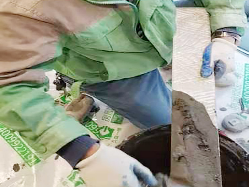 陽臺貼磚施工：需要在粘結劑量置晾時間內，將準備好的瓷磚鋪壓到位，垂直于梳理方向輕微搓動以排出磚下的空氣。鋪貼到位后用橡皮錘輕擊，用尺寸合適的十字定位架來調整表面平整度及接縫的平直。 磁磚盡量不要沾水，按垂直線及水平線保留6--8mm灰縫粘貼牢固后，再做填縫處理，陰雨天最好不要施工，以免水泥污垢增多。填縫后，用木版或其他工具刮去大灰，用6--8#園鋼清理灰縫，以突出磚的立體感，磁磚表面殘留水泥一定等其發白時(即干而未凝固時)，用干布或鋸沫(木屑)、大沙、擦凈表面水泥，(注意一定不要用濕布)、布條、海綿等要勤擦勤換。等徹底凝固后，用加長柄化纖滾筒毛刷沾取20%--30%鹽酸溶液進行全面清洗，之后用清水沖凈。這時要小心操作以免鹽酸沾染人身及衣物哦。
