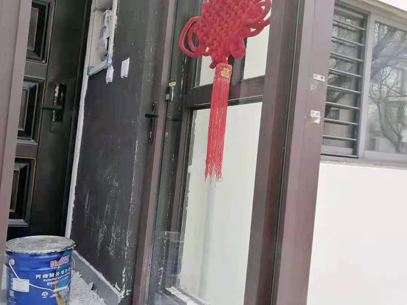 墻面刮膩?zhàn)臃鬯ⅲ嚎梢宰鲚p微潤水實(shí)驗(yàn)，檢驗(yàn)原涂層附著力是否合格，如果原基層膩?zhàn)虞^差，則需要鏟除，重新石膏找平。陰角處理兩面“彈線”（注意垂直度），陽角處理用靠尺就可以了，然后用石膏粉加膠調(diào)制石膏膩?zhàn)诱抑薄Ｊ嗄佔(zhàn)痈赏负蠊文佔(zhàn)樱勘楸仨殢氐赘赏福z查膩?zhàn)邮欠窀赏阜椒ㄓ卸菏紫扔^察顏色是否一致；再就是看打磨的時候有沒“粘砂紙”現(xiàn)象。