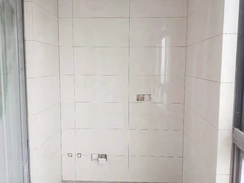 全屋裝修翻新：基層施工 在墻面翻新前,需要先將舊漆面鏟除干凈,之后在進(jìn)行打磨,將墻面的浮沉雜物都清理干凈。成品保護(hù) 基層做完后,需要將施工區(qū)域的家具物件移除,避免在翻新過程中,使家具受到損傷。在刮膩?zhàn)又?，先用尺子檢測(cè)一下墻面的平整度。在施工時(shí)，對(duì)不平整的地方進(jìn)行多次涂刮，修補(bǔ)好不平整的區(qū)域。一般膩?zhàn)庸蝺杀榧纯?，每次膩?zhàn)庸瓮旰笠M(jìn)行打磨，可以讓墻面更加光滑。膩?zhàn)痈赏负?，再?duì)墻面進(jìn)行油漆涂刷。底漆要先刷，施工力度要均勻，這樣漆膜厚度也相對(duì)一致，然后開始面漆施工。一定要讓漆面自然干透。