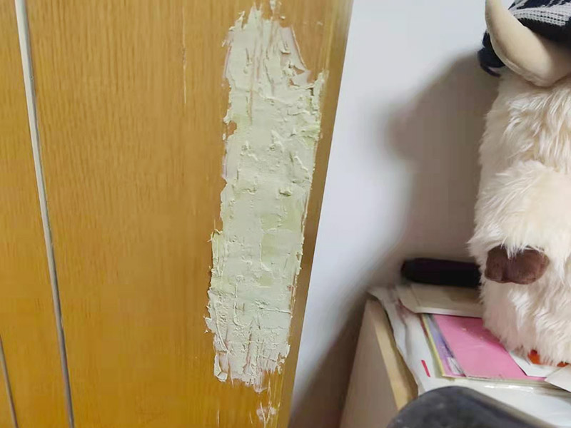 衣柜木門修補翻新:將破損的洞清理干凈，用砂紙打磨一下除去污垢，將膩子和好填緊空洞內,等膩子干后用砂紙打磨光滑，或者速干膠干透的木渣也是打磨光滑，除去灰塵，使用修補膏或者油漆對修補平整光滑的膩子上調色還原成與周圍一樣的色彩，用吹風機快速吹干油漆。