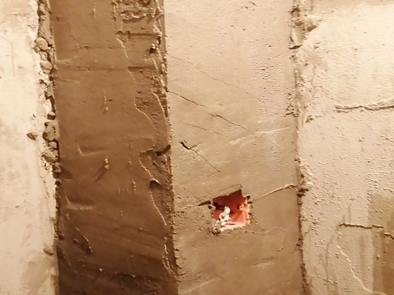 廁所重新裝修：、在同一房間內，同類型的采暖設備、衛生器具及管道配件，除有特殊要求外，應安裝在同一高度上。2、明裝管道成排安裝時，直線部分應互相平行。曲線部分：當管道水平或垂直并行時，應與直線部分保持等距；管道水平上下并行時，彎管部分的曲率半徑應一致。3、管道采用粘接接口，管端插入承口的深度不得小于表3．3.15的規定。