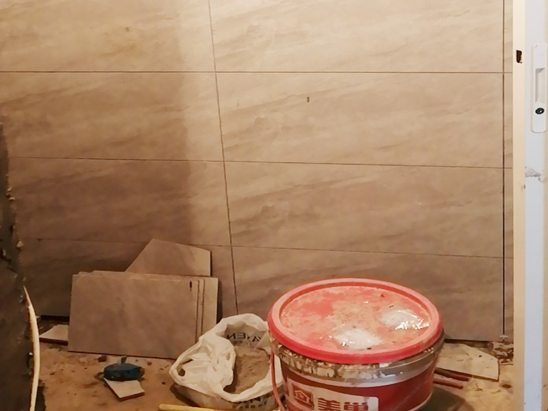 廁所重新裝修：、在同一房間內，同類型的采暖設備、衛生器具及管道配件，除有特殊要求外，應安裝在同一高度上。2、明裝管道成排安裝時，直線部分應互相平行。曲線部分：當管道水平或垂直并行時，應與直線部分保持等距；管道水平上下并行時，彎管部分的曲率半徑應一致。3、管道采用粘接接口，管端插入承口的深度不得小于表3．3.15的規定。
