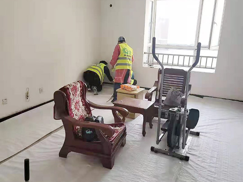 地面成品保護措施：瓷磚、地板的鋪裝，也屬于基礎裝修的部分，經常發現瓷磚施工時和施工后都沒有做成品保護工作，具體的表現有：瓷磚邊鋪邊勾縫、在剛鋪的瓷磚、地板上堆放雜物、剛鋪的瓷磚就在上面走動踩踏、地面瓷磚、地板沒有使用成品保護膜覆蓋等，這些都會影響瓷磚的鋪貼效果，造成瓷磚的施工質量問題。