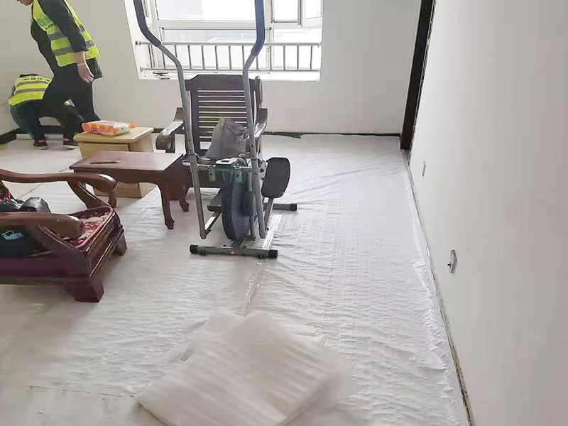 地面成品保護措施：瓷磚、地板的鋪裝，也屬于基礎裝修的部分，經常發現瓷磚施工時和施工后都沒有做成品保護工作，具體的表現有：瓷磚邊鋪邊勾縫、在剛鋪的瓷磚、地板上堆放雜物、剛鋪的瓷磚就在上面走動踩踏、地面瓷磚、地板沒有使用成品保護膜覆蓋等，這些都會影響瓷磚的鋪貼效果，造成瓷磚的施工質量問題。