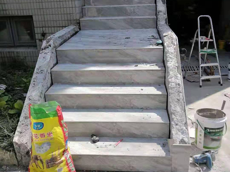 庭院防水貼磚：基層清理平整。其實不用說大家都知道開始的時候肯定是地面平整，定好大致的高度，然后整平夯實。水平定點，基層硬化。所有的造型定位之后，在規劃好的區域之內就需要精確定點，做好標高處理，然后進行基層硬化。鋪貼透水磚，勾縫處理。做好前面的所有準備工作就可以鋪貼透水磚了，按照自己最滿意的鋪貼花式來施工即可，最后用水泥砂漿勾縫處理。