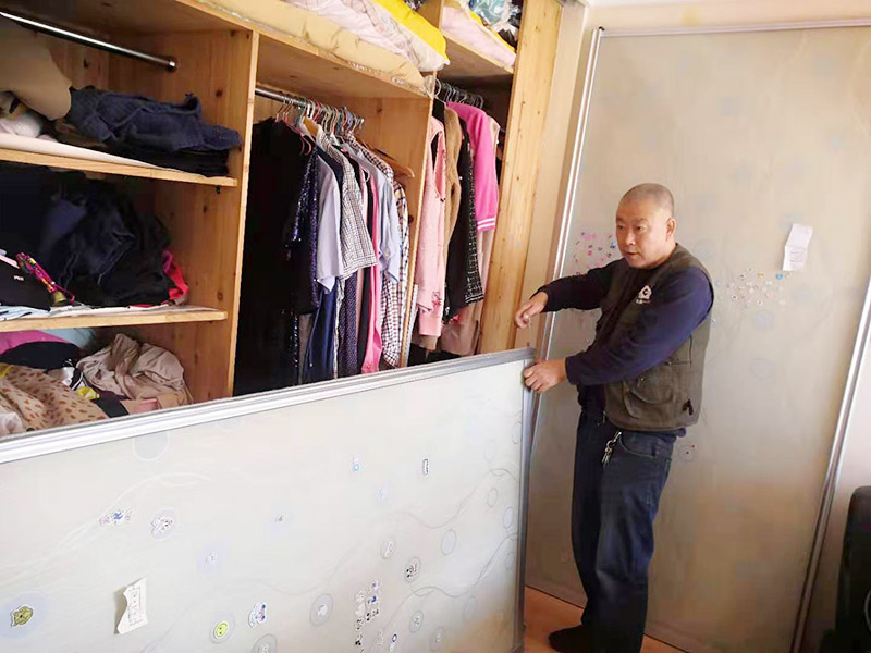 移門滑軌維修：用螺絲刀把滑輪卸下，檢查滑輪無法轉(zhuǎn)動原因，如果是生銹了，可以先涂點黃油，讓它自己滑動一下，可以增加靈活性;如果不行，請直接更換一個滑輪。 先借用工具取一個邊框和下封，用固定螺絲固定，把固定好的邊框放置地上，然后把移門板排列在邊框上面。 取另外一根邊框，接著卡入排列好的移門板上，用螺絲固定下封和邊框，一定要歸哪個緊，不要讓它松動。 卡入上封，用螺絲固定，同時固定好上滑輪，等待上下螺絲都固定好后，用牽引螺絲，把下滑輪固定在下封內(nèi)，整個過程維修好。
