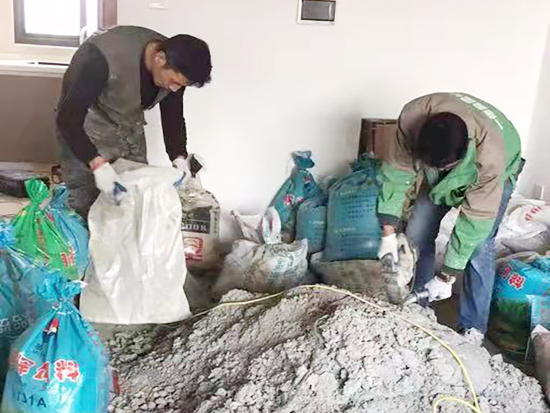 客廳地面貼磚：首先要把基層用水澆濕，除去雜物和浮沙。再抹結(jié)合層，需要注意的是要使用1：3的干性水泥漿，按照水平線探鋪平整，然后再把磚放在沙漿上用膠皮錘振實(shí)。這時(shí)再把地面磚取下澆抹水泥漿，然后把地面磚放實(shí)振平就可以了。采用干鋪法可以有效地避免鋪裝過(guò)程中造成的空鼓、氣泡等現(xiàn)象發(fā)生。但是干鋪法的技術(shù)含量比較高，所以費(fèi)用也會(huì)比較貴。