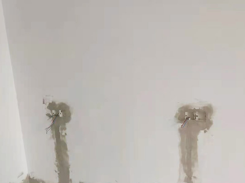 墻面電路開槽安裝：首先確定水電開槽的線路走向；然后施工隊安線路沿著地面或者墻面開槽；接入線管和暗盒；檢測電路面對水路進行測壓；抹平線槽；最后對水路開槽進行平面安裝。 注意在確定線路走向的時候，避免線路過多交叉，開槽走管的路線要橫平豎直。開暗槽的時候，要注意房屋的承重墻的鋼筋粗細，不要切到；開槽的深度寬度也要把握好，根據房屋結構決定；電路接頭不要裸露在外面；穿管不能使用軟管；