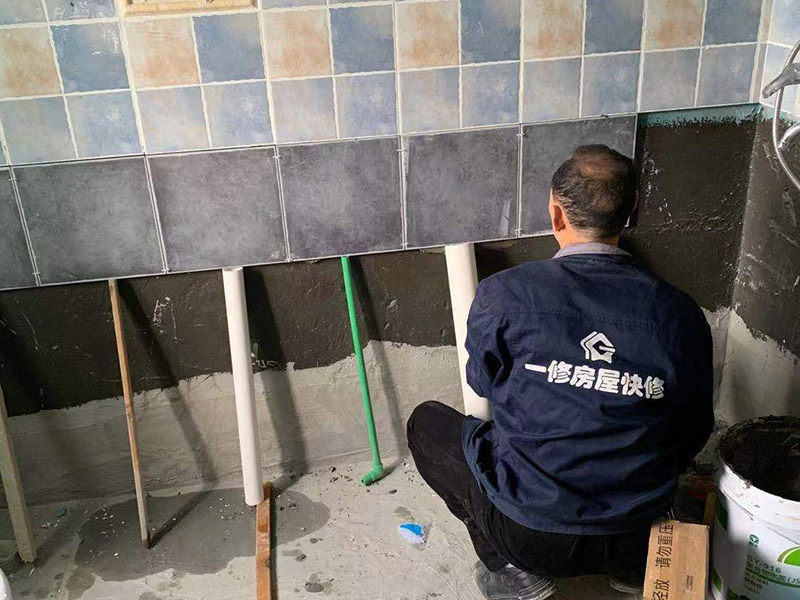 墻面貼瓷磚維修:首先將沙子和水泥按照3：1的比例混合后兌少量的水，使水泥和沙子混合到可以用手攥成團的黏稠度,在鋪磚之前先將要鋪的地方用水潑濕。將開始和好的水泥和沙子鏟到你要鋪瓷磚的地方,鏟完以后用小鏟子初步抹平,然后用一根小平板抹平表面，然后瓷磚背后抹上開始和好的那盆比較稠的水泥漿。再將抹好水泥的磚小心平放到要鋪的地方，注意對縫。再用橡膠小榔頭敲實，用水平尺找平。最后在側(cè)邊用小榔頭的把手堵嚴(yán)實。