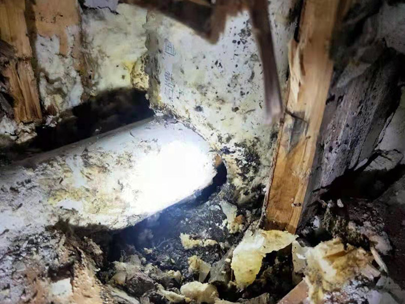 墻內水管漏水維修:第一時間關掉自家的供水閥門，讓漏水帶來的影響盡可能的縮小。需要找到水管漏水的地方，最常使用的方法是水管打壓法。此方法需要將冷熱水管用軟管連接在一起使冷熱水形成一個圈，總閥門關閉，所有出水口只留一個口接上試壓器，其余關閉，這時試壓器的指針讀數為0。 搖動測壓桿至指針讀數到0.9-1.0之間，此時的水壓應為正常水壓的3-6倍。然后需要等待一定時間，不同管材需要的時間不一樣，但最少也需要半個小時。此時查看壓力值，如果降幅不超過0.5個壓，就沒有漏水。如果有漏點，壓力就會下降較多。 找到了漏水點，我們就要對漏水的管道進行維修或更換。首先要鑿開對應墻面，此過程中要注意對地板家居的保護。然后清理干凈管道上的殘渣，進行換新，連接好后要用防水膠對管道進行防水處理。