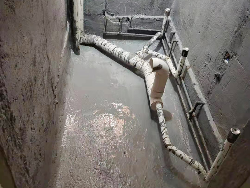 衛(wèi)生間防水貼磚維修：先做墻面防水→貼墻磚→再做地面防水2－3遍→固化期5－7天→閉水實(shí)驗(yàn)合格→地面做水泥砂漿保護(hù)層→貼地磚。都是在地面用水泥砂漿找平一次，等它干透后再做防水。一般的防水施工要做2到3遍，而且防水的順序也是有講究的，比如，要先做完墻面防水再貼墻磚，其次才可以做地面防水，再貼地磚。