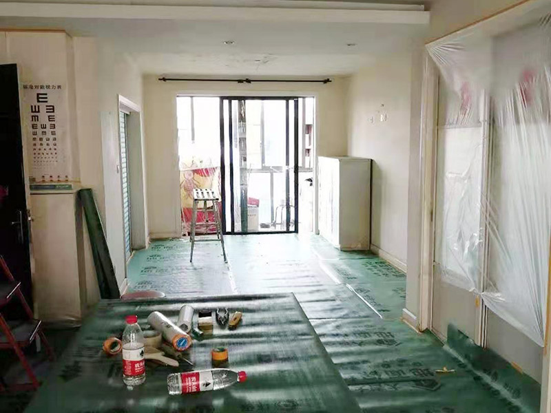 地面家具保護(hù)措施：貼好磚做好清潔，清除地磚表面的細(xì)沙之類的。防止后期走動(dòng)或者其他動(dòng)作刮花地磚表面釉質(zhì)，導(dǎo)致后期地面很花。其他的堅(jiān)硬物也不要留在地磚表面。可以用地面保護(hù)膜把地磚覆蓋了，在上面的各種操作就不會(huì)破壞地磚了。選擇整體都覆蓋，方便工人之后的施工，在裝修完畢后取掉就行。
