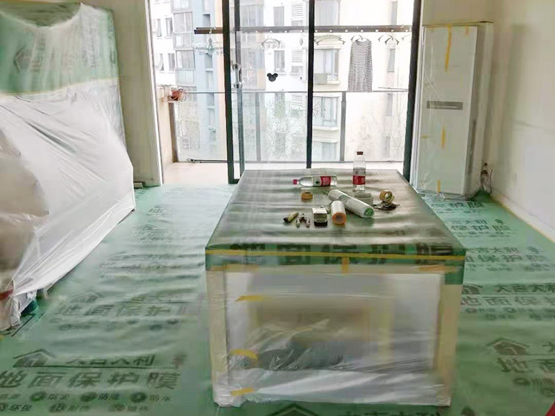 地面家具保護(hù)措施：貼好磚做好清潔，清除地磚表面的細(xì)沙之類的。防止后期走動(dòng)或者其他動(dòng)作刮花地磚表面釉質(zhì)，導(dǎo)致后期地面很花。其他的堅(jiān)硬物也不要留在地磚表面。可以用地面保護(hù)膜把地磚覆蓋了，在上面的各種操作就不會(huì)破壞地磚了。選擇整體都覆蓋，方便工人之后的施工，在裝修完畢后取掉就行。