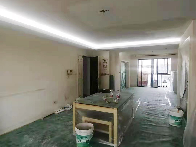 地面家具保護(hù)措施：貼好磚做好清潔，清除地磚表面的細(xì)沙之類的。防止后期走動(dòng)或者其他動(dòng)作刮花地磚表面釉質(zhì)，導(dǎo)致后期地面很花。其他的堅(jiān)硬物也不要留在地磚表面。可以用地面保護(hù)膜把地磚覆蓋了，在上面的各種操作就不會(huì)破壞地磚了。選擇整體都覆蓋，方便工人之后的施工，在裝修完畢后取掉就行。
