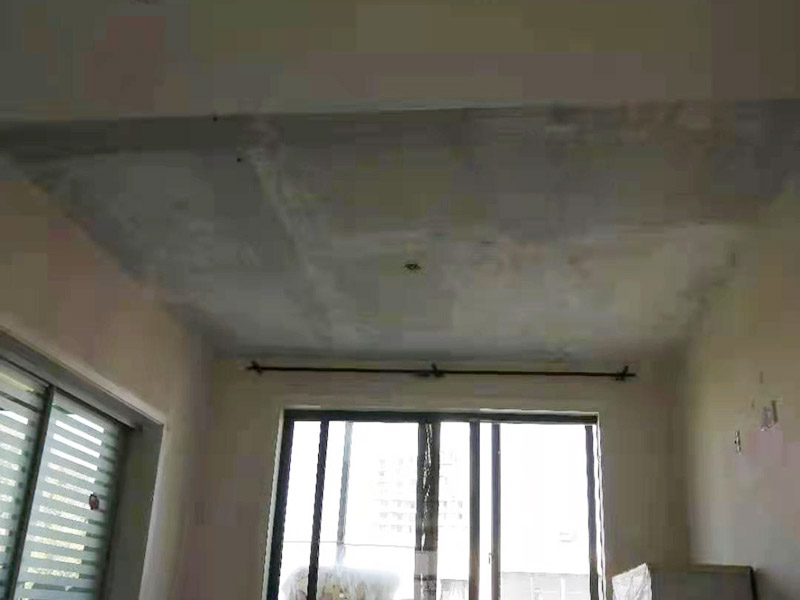 頂面墻皮脫落維修：墻面沾水：潤濕原有墻面，鏟的時候省力。  鏟墻皮：鏟除原墻面已經被水浸過的部分，直到露出水泥砂漿墻面或是膩子層。  界面劑：墻面涂刷界面劑，刷界面劑一定要都刷到，而且要刷勻。 裂縫：一般情況下用牛皮紙帶和白乳膠貼住裂縫（但不能保證100％不會再開裂）。  找平：凹凸不平的墻面需要找平，一般石膏比較常用，凹凸差不超過0.5公分為佳。 貼布：一般輕體墻和保溫墻等非承重墻都是需要貼布的，盡量選擇質地好一點的墻布和白乳膠，如果有條件的話可以用網格布，相對防裂效果會更好一點。 