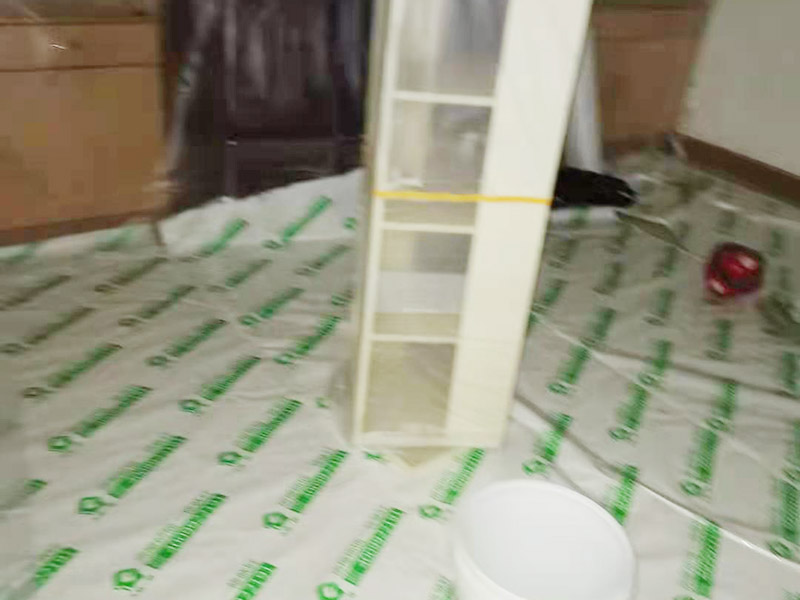 臥室翻新家具保護(hù)方案：在新房裝修及舊房翻新時(shí)粘上遮蔽保護(hù)膜和遮蔽紙，保護(hù)門窗、地板、家具及燈具等等。防止施工時(shí)涂料和油漆刷在以上物體上面，也使施工人員可以大膽、快速的涂刷墻面，不必?fù)?dān)心涂料會(huì)流到地板上造成需花大量人工清潔的現(xiàn)象。可以直接提高施工效率，節(jié)約施工后的清潔工作、節(jié)約人工、提高裝修質(zhì)量。 大件家具家電搬移：在進(jìn)場(chǎng)施工前需要將家具搬移出一定的距離，移到房子中間，并用保護(hù)膜和保護(hù)套對(duì)地板、家具、家電、墻面進(jìn)行保護(hù)，一邊施工，杜絕粘污。 地面保護(hù)：用地膜將需要涂刷房間的地面鋪上地膜，如果靠近踢腳線，地膜附在30厘米遮蔽保護(hù)膜之上，用美紋紙或大膠帶固定。第一層地膜和第二層地膜之間用大膠帶固定，一定要平整無(wú)縫隙。 門、家具：根據(jù)被包裹物體大小選擇遮蔽保護(hù)膜的大小，確保保護(hù)物體四面包裹無(wú)死角，且保護(hù)膜平整。