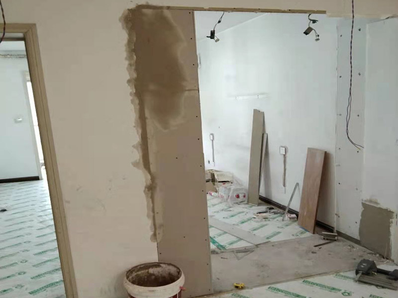 墻面局部修補翻新：舊墻面在翻新之前務必需要進行基層處理，如果墻面粉化嚴重，則需要使用鏟子對漆面進行一一鏟除，再涂刷白水泥。如果舊墻表面平滑的，則需要使用砂紙進行打磨，將不粘結的漆膜除去，以便于后期進行油漆施工。 舊墻基層處理好后，就可以進行刮膩子的施工，在這一環節需要注意涂刮的膩子厚度應均勻一致，一般刮2-3遍，再來進行打磨處理。等完全干燥后，再來進行一遍底漆的施工，底漆有著很好防潮效果，還利于面漆的著附。最后則是進行兩道面漆的施工涂刷，待第一遍面漆施工干透后，才能進行第二遍面漆的涂刷，漆膜應均勻，薄厚一致。