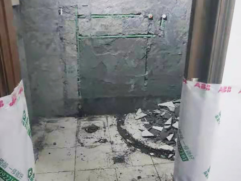 衛生間局部改造：衛生間改造中水電的改造尤為重要且需要最早開始著手，由于會涉及到浴霸采暖、燈光的線路走向、水管的入墻等問題，所以在改造之前需制定一個詳細的水電走向設計。衛生間改造中一般都需要做吊頂處理，當然，美觀的同時作為淋浴的場所防水等方面也需要注意。所以在選擇衛生間的吊頂材料時，具備防水、防潮、防腐蝕、耐高溫功能的耐用材料值得購買。一般常見的衛生間吊頂材料是鋁扣板。
