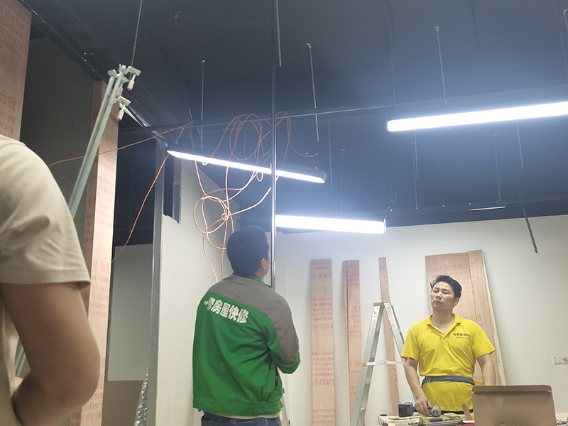 辦公室燈具線管安裝：熟悉圖紙，在施工前必須熟悉施工圖紙，而且最好由監理、設計師、業主三方在施工現場核對圖紙，如發現圖紙中有不符合現場的情況需立刻一起商定更改。 首先，一句施工圖在現場確認插座，開關及各種燈具的位置，并在相應位置上做好標記。如果沒有特殊要求，插座、開關應按照如下標準安裝