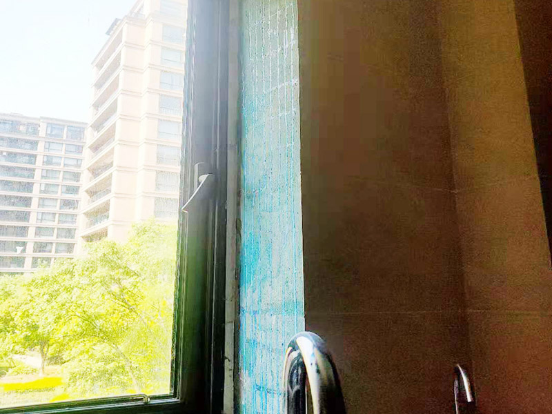 廚房墻磚修復施工：1、刮除掉需要更換的瓷磚與周圍瓷磚的接縫處的填縫劑； 2、用云石機沿瓷磚的對角線切開，注意不要到瓷磚的四個角，離角大概有10公分即可； 3、采用錘子，從對角線的中心位置砸開，取掉中心碎裂的瓷磚； 4、采用錘子和撬杠從碎裂中心邊緣部分開始，撬杠適當向外傾斜立在磚面，用錘子錘擊撬杠，逐步的從中心往四周敲砸瓷磚，到瓷磚的邊的部分要特別的小心。 5、將砸掉瓷磚瓷磚后的墻地面基層清理干凈，剔除松動的基層； 6、采用水泥砂漿重新粘貼新的瓷磚。