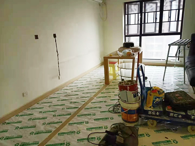 地面家具成品保護措施:在墻面翻新前，需要先將舊漆面鏟除干凈，之后在進行打磨，將墻面的浮沉雜物都清理干凈。如果墻面有凹凸不平的情況，要先用膩子修補，如果墻面出現空鼓的現象，也要將整面的墻皮進行鏟除，在做后續的處理。基層做完后，需要將施工區域的家具物件移除，避免在翻新過程中，使家具受到損傷。