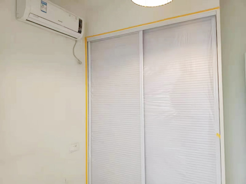 地面家具成品保護措施:在墻面翻新前，需要先將舊漆面鏟除干凈，之后在進行打磨，將墻面的浮沉雜物都清理干凈。如果墻面有凹凸不平的情況，要先用膩子修補，如果墻面出現空鼓的現象，也要將整面的墻皮進行鏟除，在做后續的處理。基層做完后，需要將施工區域的家具物件移除，避免在翻新過程中，使家具受到損傷。