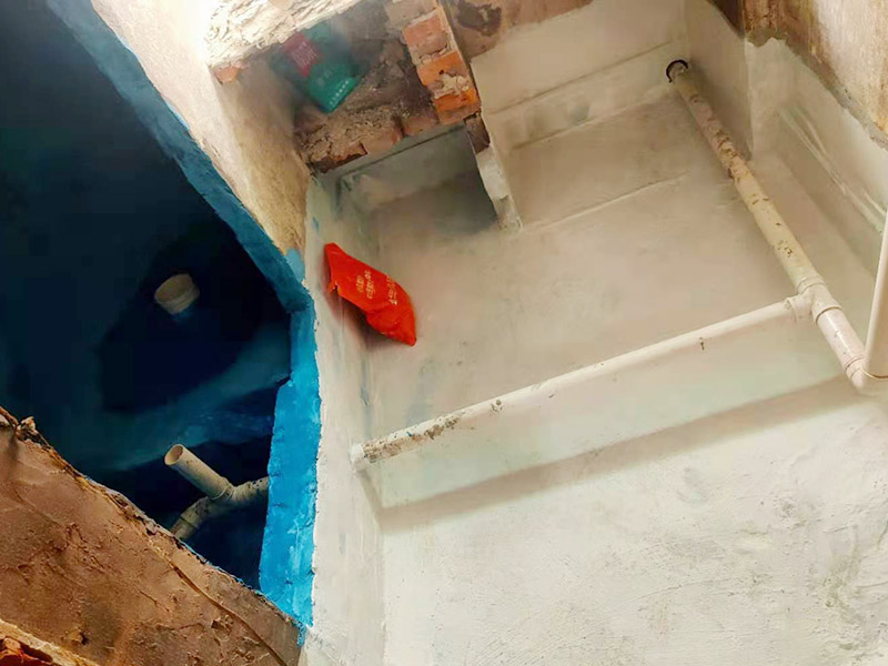 地面防水施工流程:清理基層：將墊層上松散的混凝土、砂漿等清洗干凈，凸出的鼓包剔除。 刷水泥素漿：配合比為水泥∶防水油，加上適量水拌合成粥狀，鋪攤在地面上，用掃帚均勻掃一遍。 抹底層砂漿：底層用1∶3水泥砂漿，摻入水泥重3%～5%的防水粉。拌好的砂漿倒在地上，用杠尺刮平，木抹子順平，鐵抹子壓一遍。 刷水泥素漿：常溫間隔1d后刷水泥素漿一道，配合比為水泥∶防水油加適量水。 抹面層砂漿：刷水泥素漿后，接著抹面層砂漿，配合比及做法用底層。